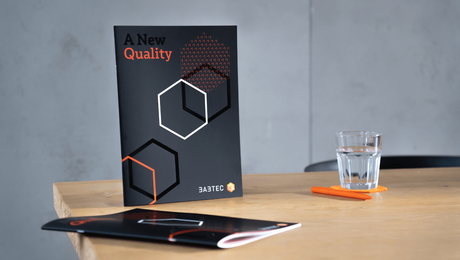 Broschüre "A new Quality" auf einem Tisch