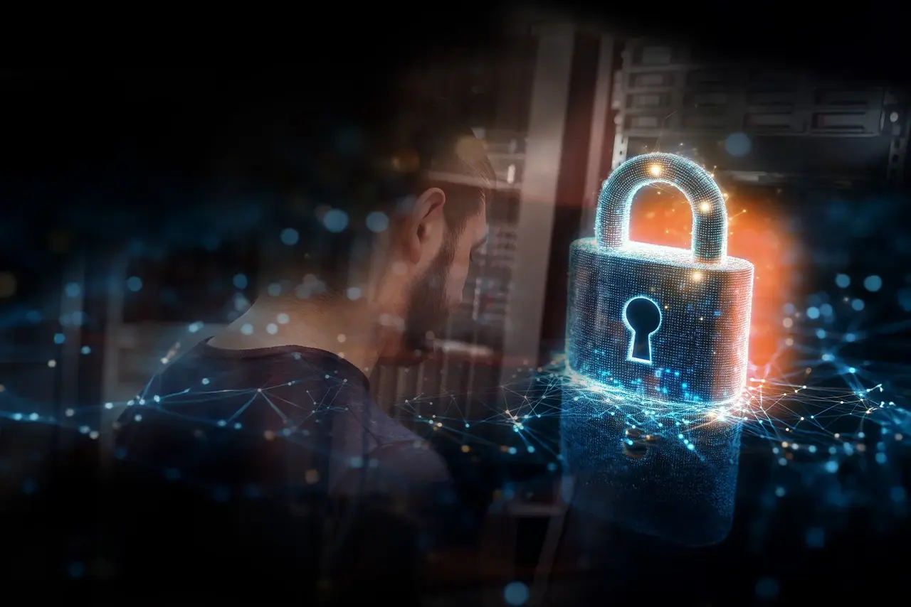 Ein Mann steht in einem Serverraum; es ist zudem ein großes Fragezeichen zu sehen