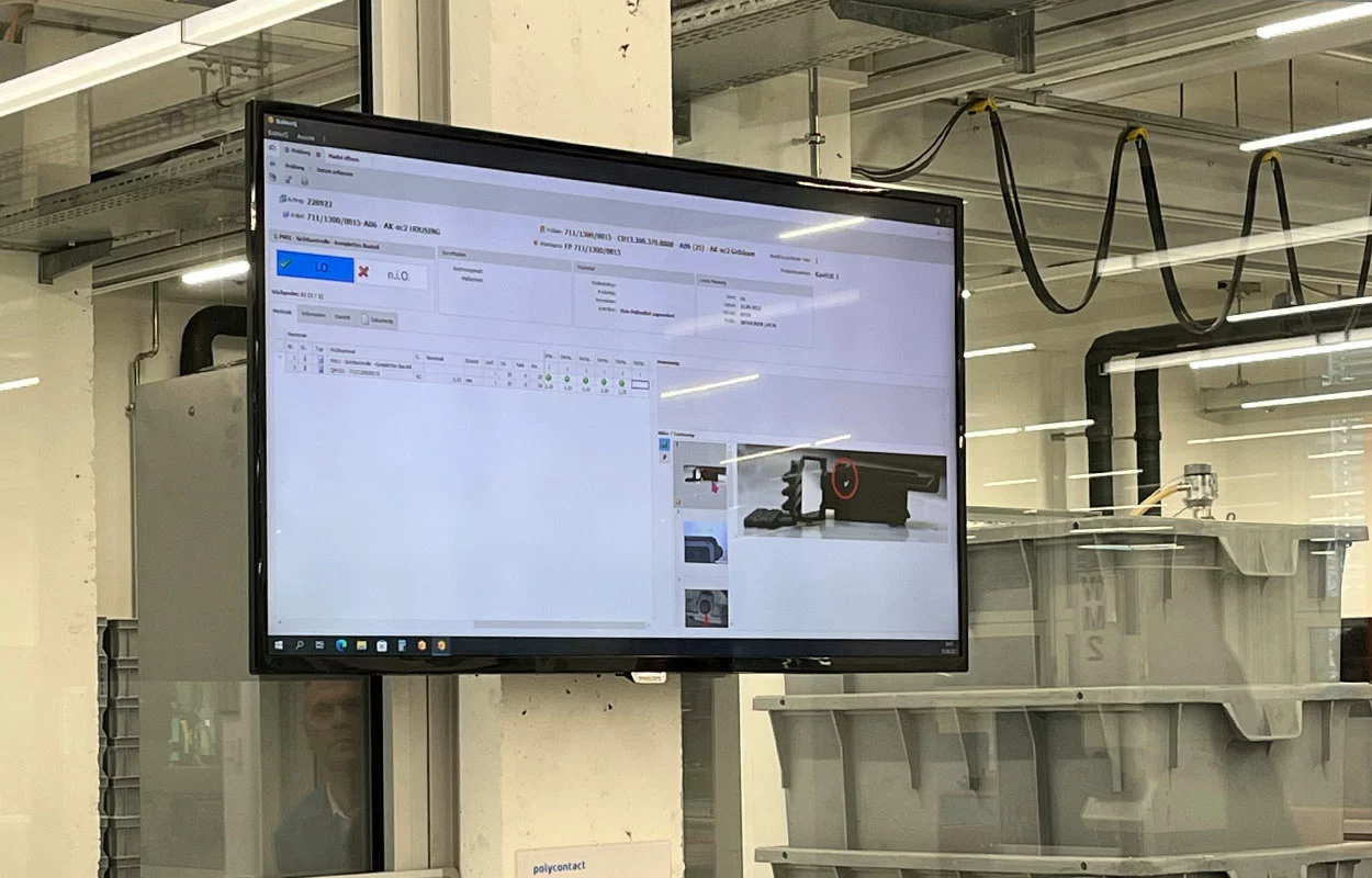Monitor in Fertigungshalle der Polycontact AG