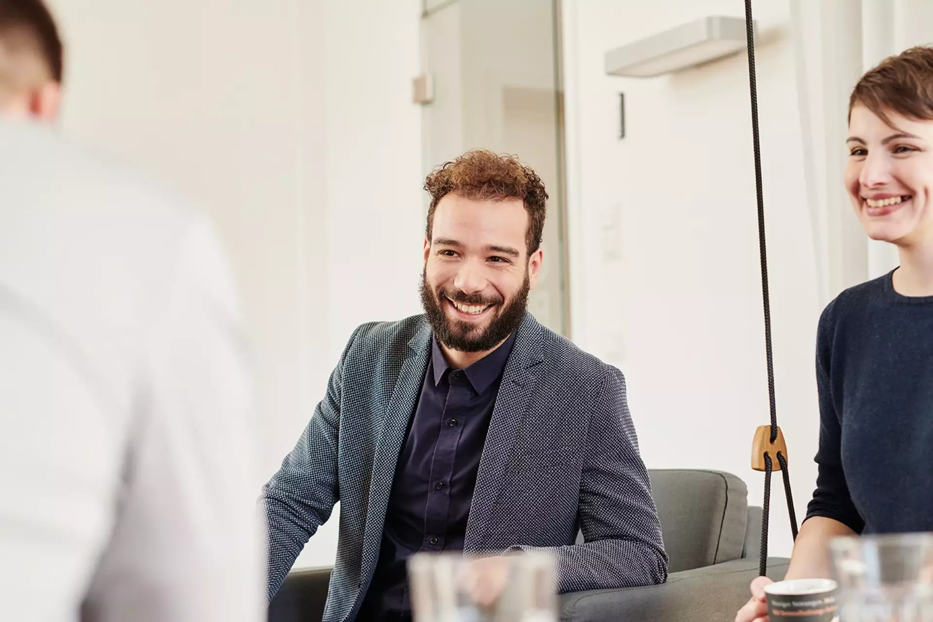 Abteilungsübergreifende Meetings bei Babtec Mitarbeiter:innen unterschiedlicher Abteilungen sitzen im Meetingraum