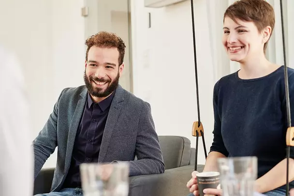 Meeting Babtec-Mitarbeiter Felix in einem Meeting mit seiner Kollegin
