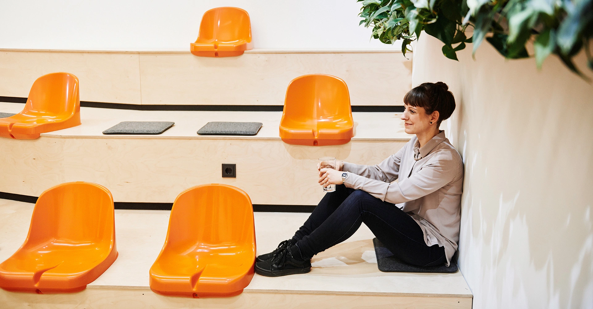 Kollegin im großen Meetingraum