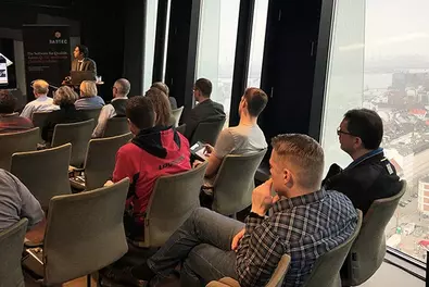 Q.Event Nord in den "Clouds" Hamburgs Viele Menschen die auf Stühlen sitzen