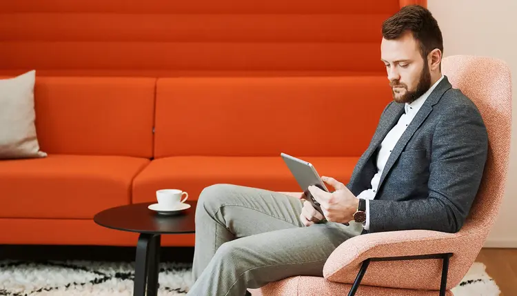 Blog: 9 Handlungsfelder der Digitalisierung Mitarbeiter nutzt ein Tablet als Teil digitaler Arbeitsprozesse