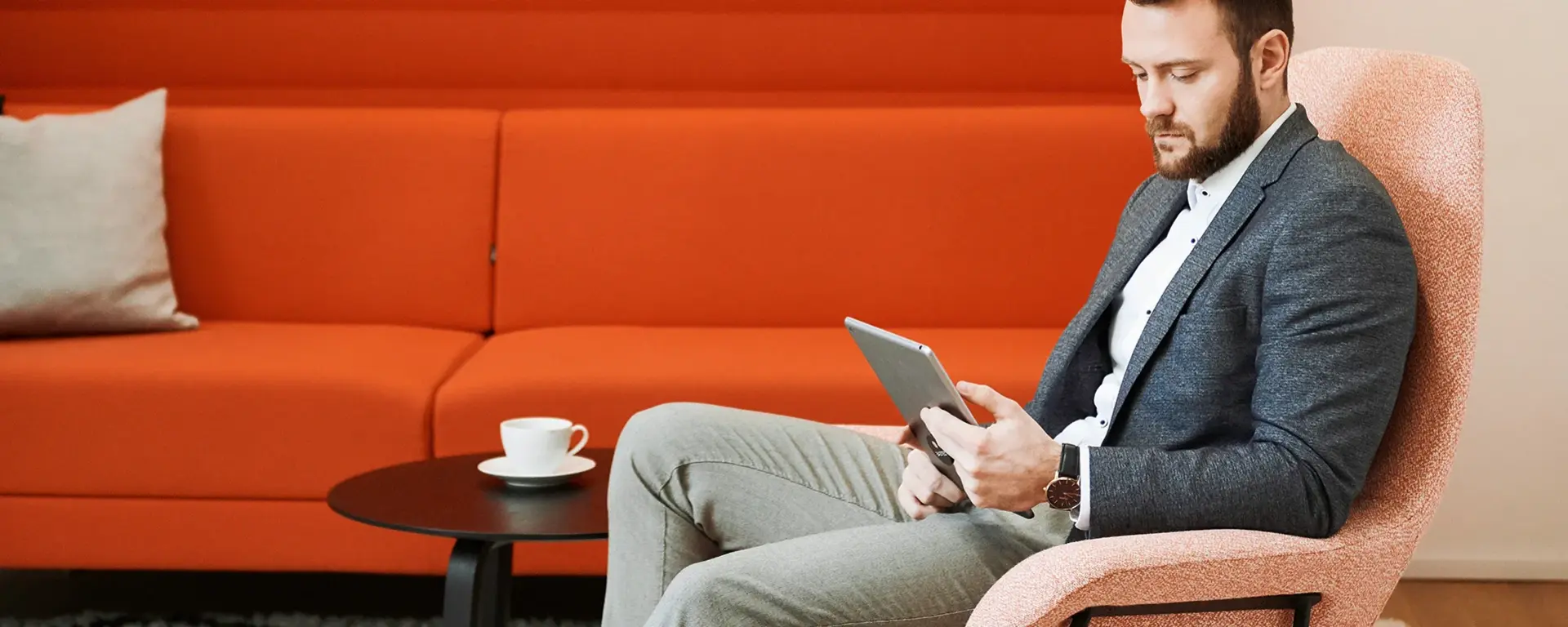 Mitarbeiter nutzt ein Tablet als Teil digitaler Arbeitsprozesse