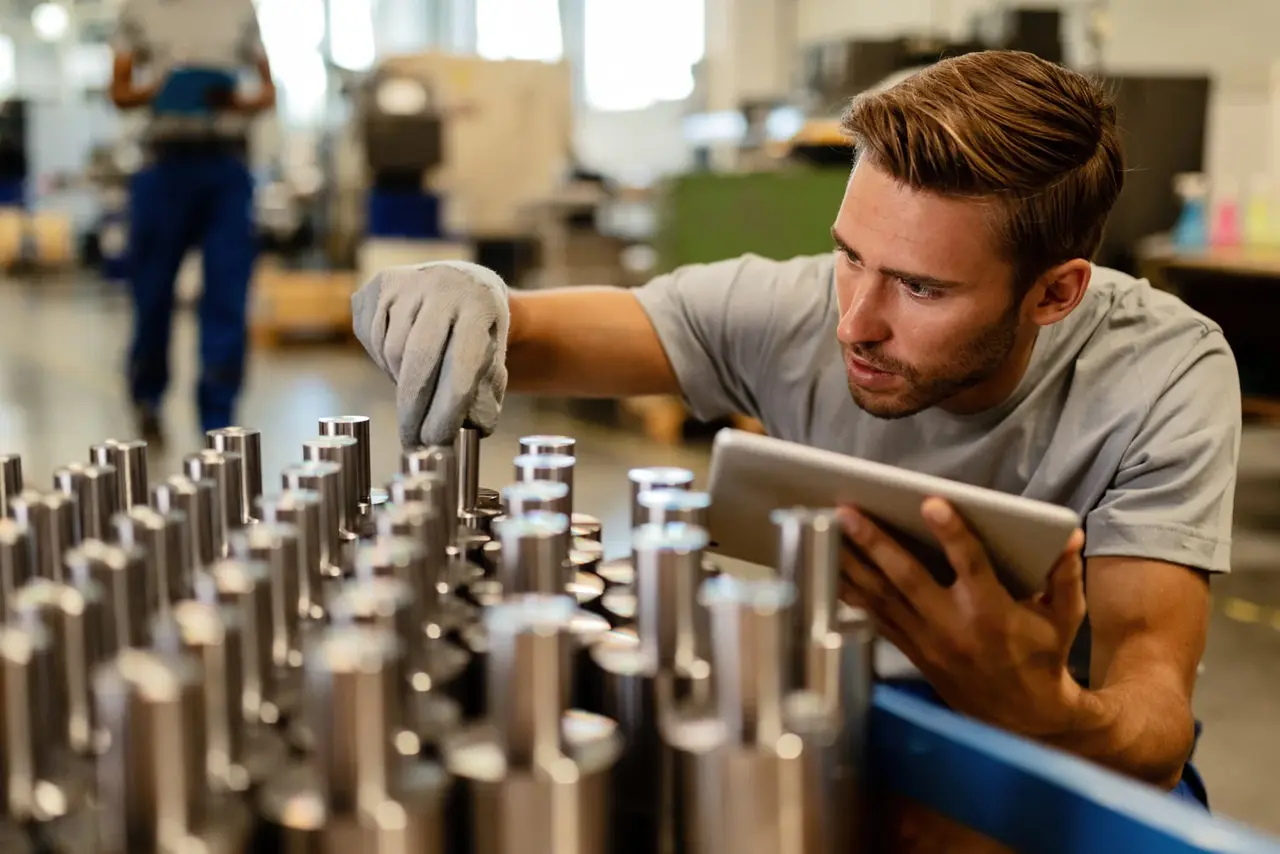 Mitarbeiter prüft Produkte im Fertigungsprozess