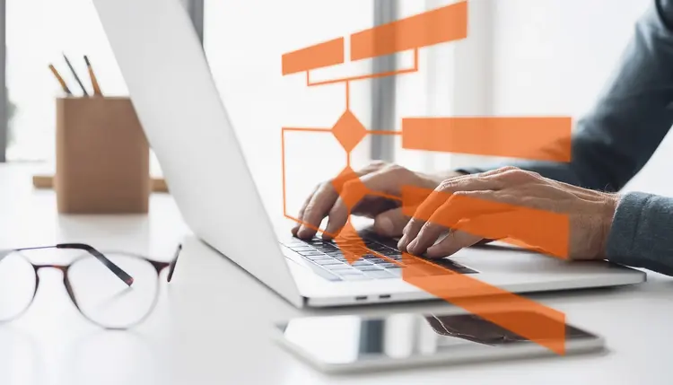 Prozessvisualisierung am Laptop Hände am Laptop mit eingeblendeter Prozessgrafik