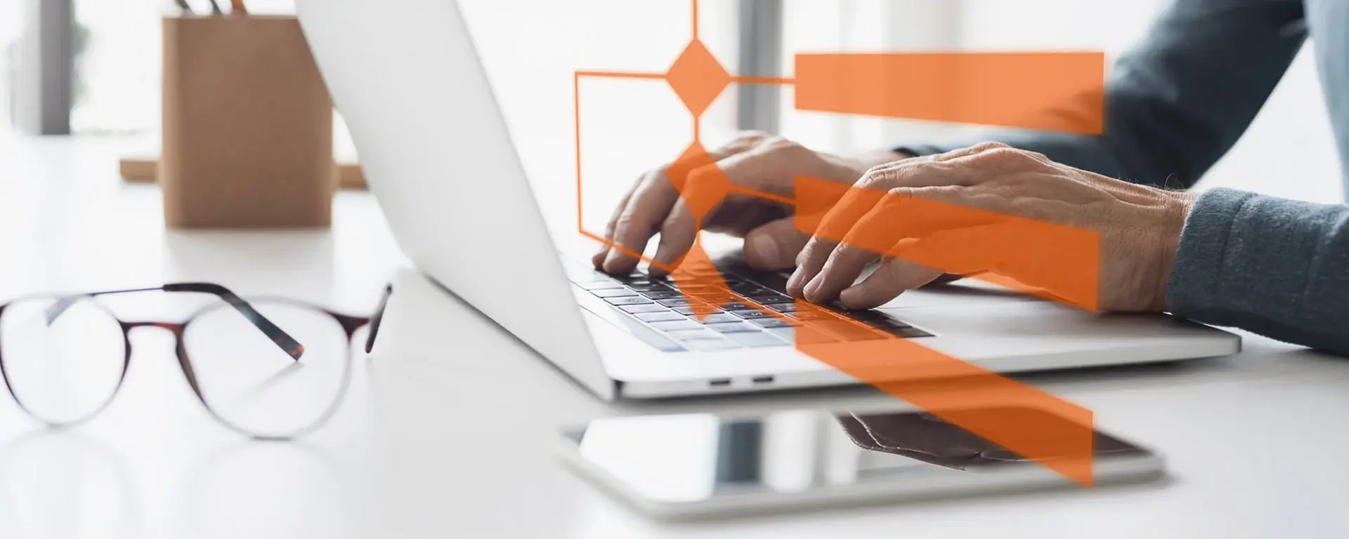 Hände am Laptop mit eingeblendeter Prozessgrafik