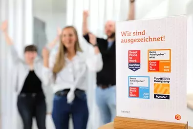 Unsere Arbeitswelt ist ausgezeichnet Unsere Kollg:innen freuen sich über die Arbeitgeber-Auszeichnungen.