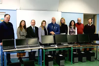 Digitalisierung an Schulen Gruppenfoto mit mehreren Laptops