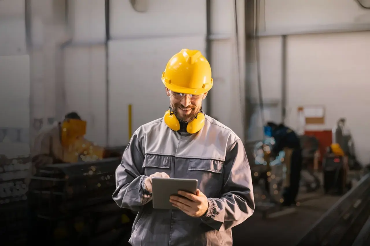 Mitarbeiter in einer Werkshalle am Tablet