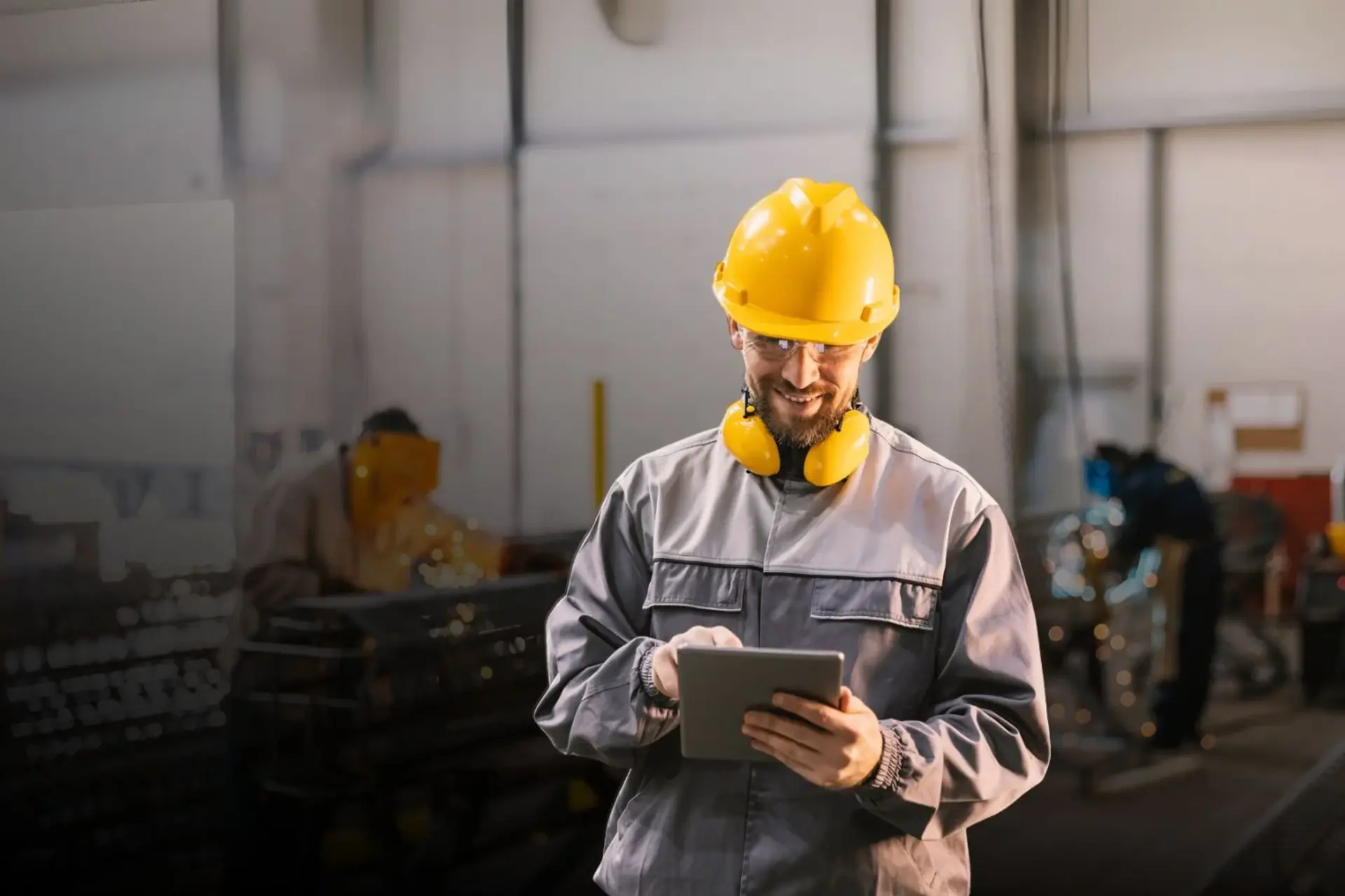 Ortsunabhängige Nutzung von Babtec-Software via Tablet Mitarbeiter in einer Werkshalle am Tablet