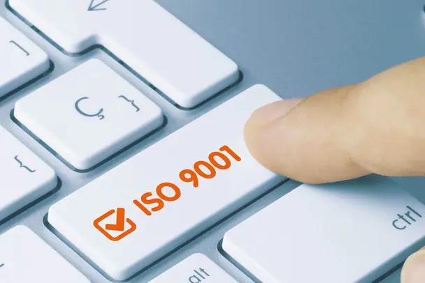 ISO 9001 - Keine Revision in naher Zukunft Tastatur mit einer ISO-9001-Taste mit einem bestätigenden Haken wird gedrückt.