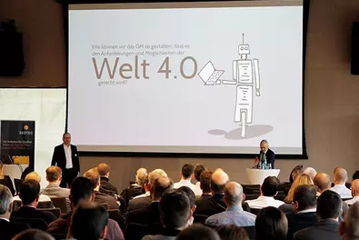 Q.Event Süd im Öschberghof Donaueschingen Viele Menschen die dem Vortrag des Events zuhören