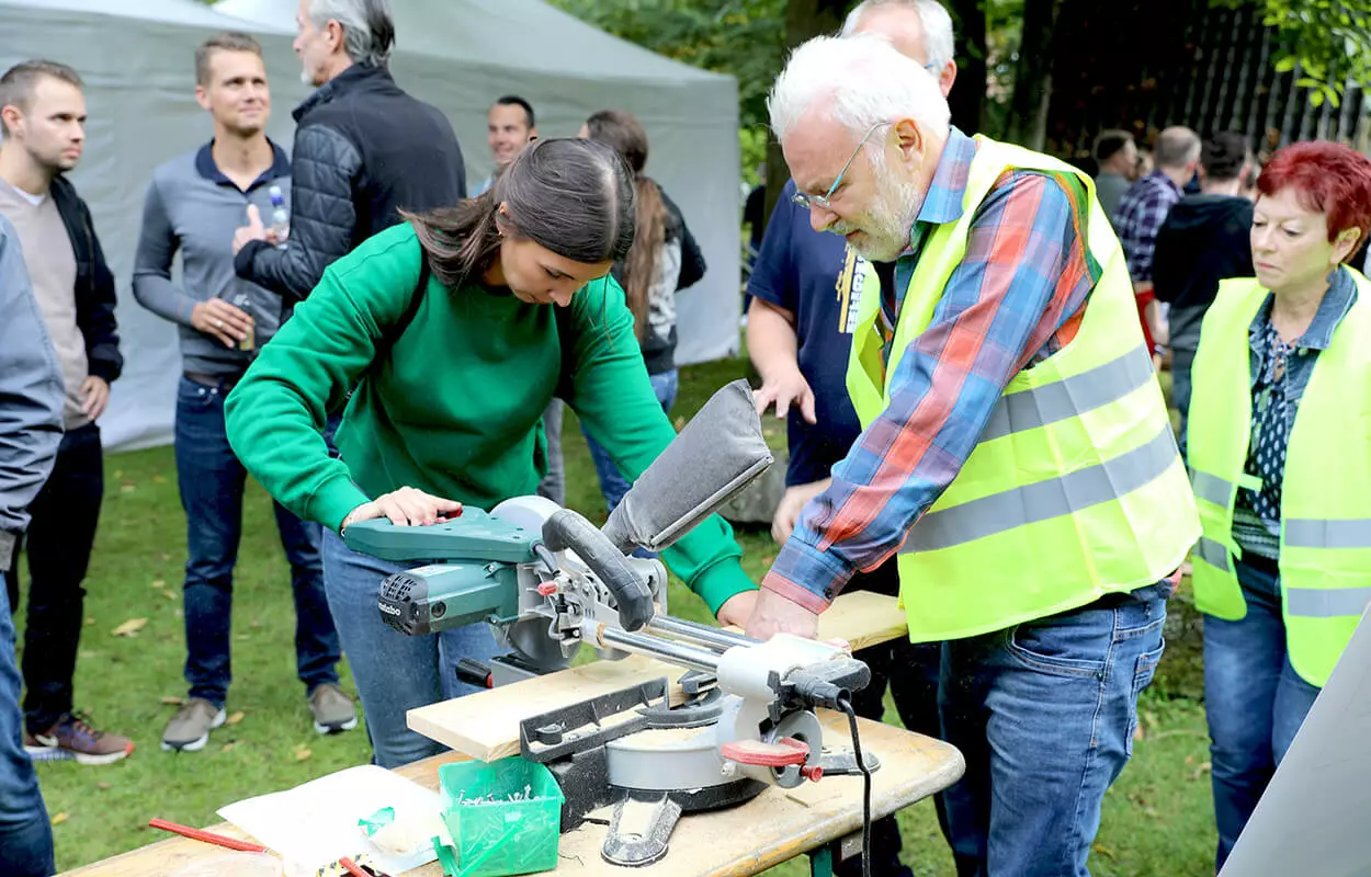 Mitarbeiterin an Station im Wildbienen-Workshop