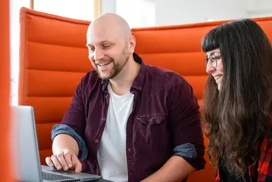 Interdisziplinärer Austausch bei Babtec Mitarbeiter:innen nutzen Rückzugsmöglichkeiten für ein kurzes Meetup