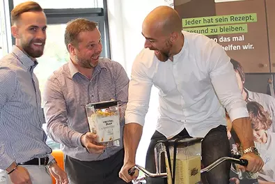 GESUNDHEIT wird bei Babtec äußerst großgeschrieben Drei Babtec-Mitarbeiter beim Smoothie mixen