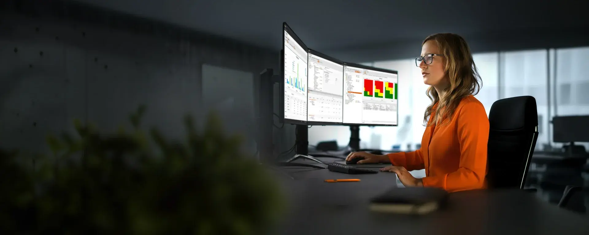 Eine Frau arbeitet mit der Babtec-Software