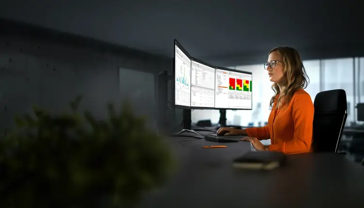 Qualitätssichernde Maßnahmen Eine Frau arbeitet mit der Babtec-Software