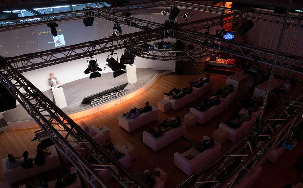 Blick von oben auf den Veranstaltungssaal und die Bühne im Oktogon während des Q.Events