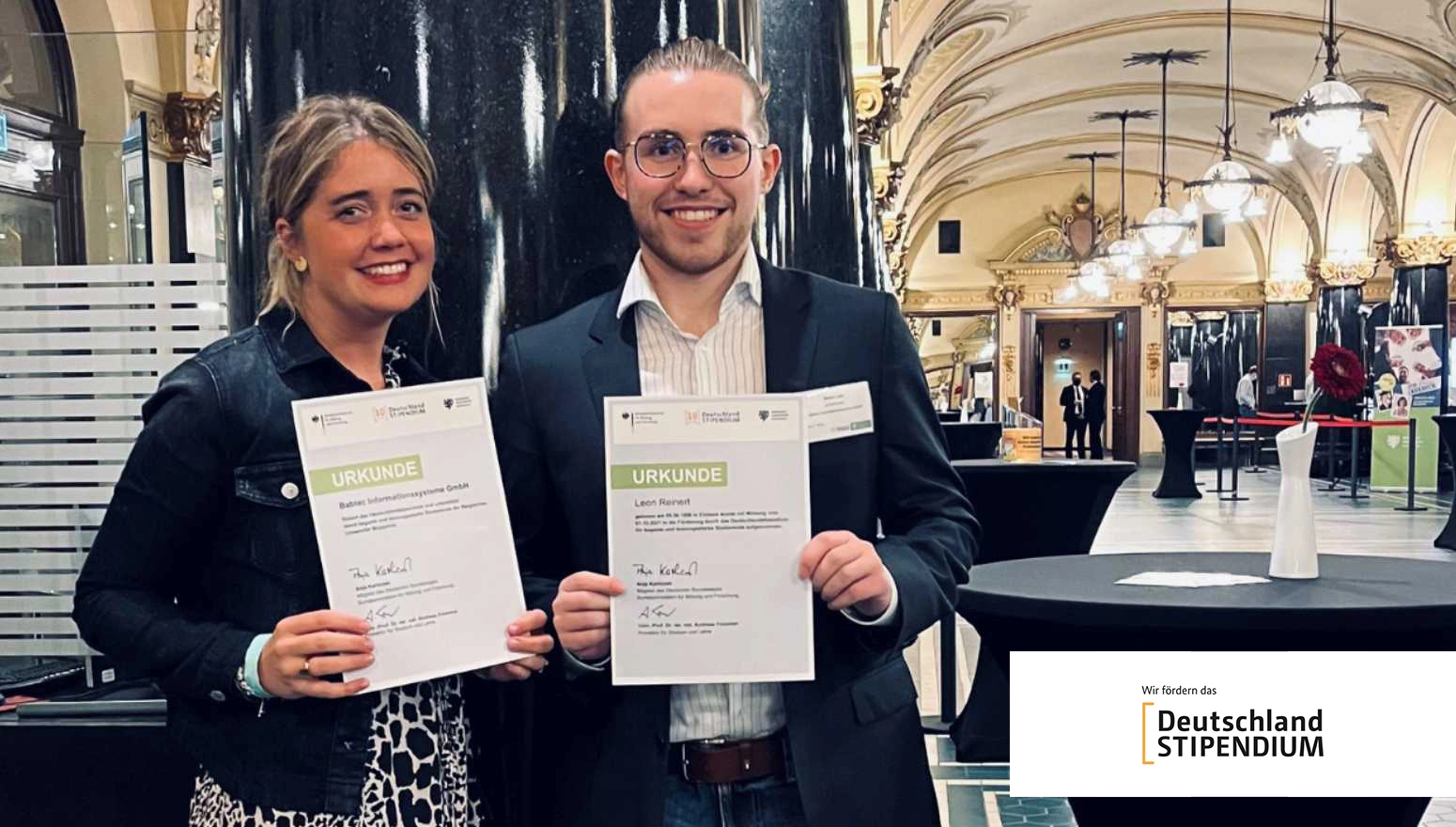 Babtec-Mitarbeiterin Alina mit dem Stipendiaten bei der Übergabefeier