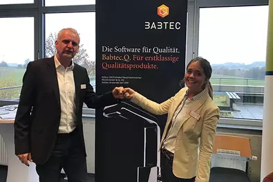 Dual? Total! Zwei Personen vor einem Babtec-Banner