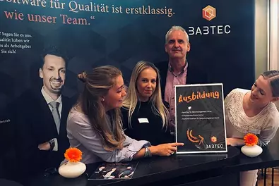 Alina Ziehn, Julia Pastor und weitere Person am Babtec-Stand der Wuppertaler Ausbildungsbörse