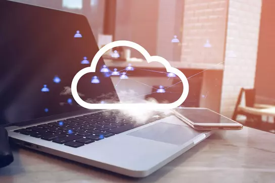 Cloud-Technologien: ein mit einer Cloud verbundener Laptop