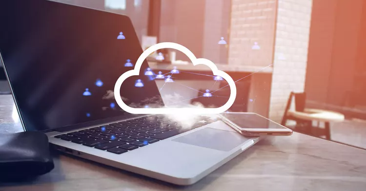 Cloud-Technologien: ein mit einer Cloud verbundener Laptop