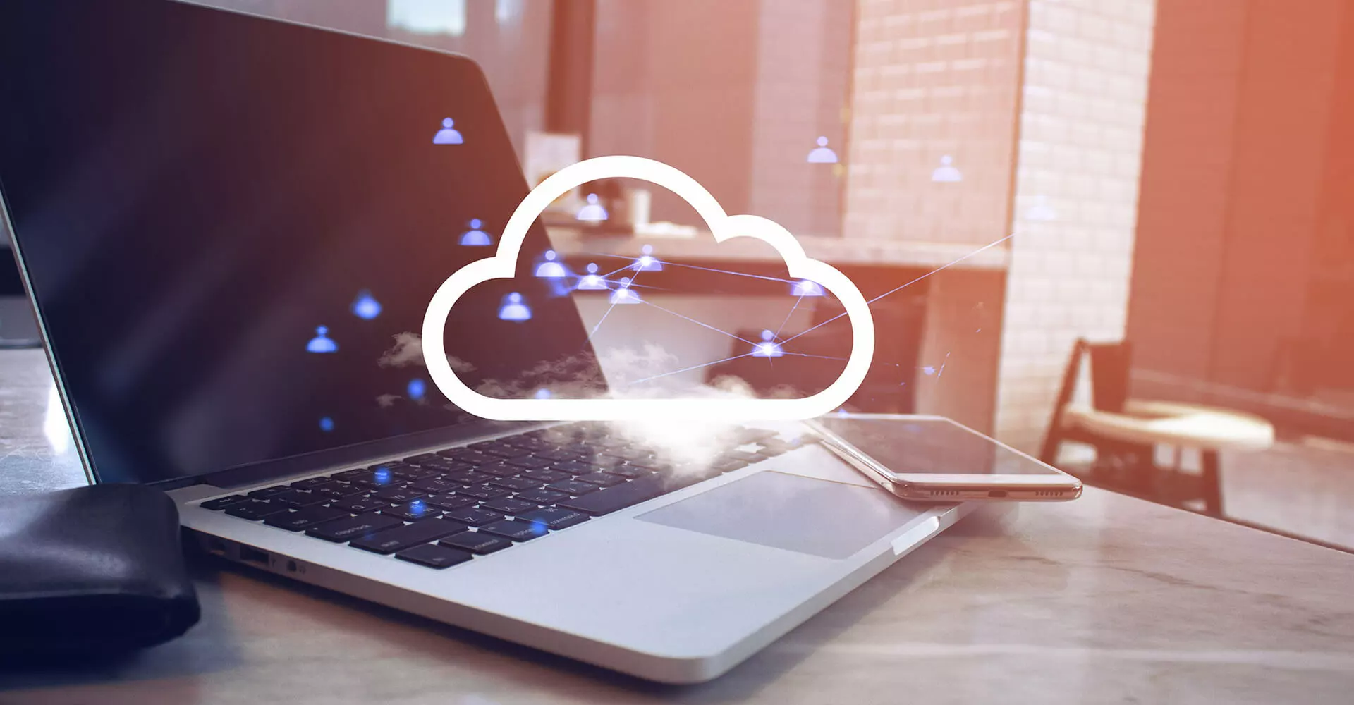 Cloud-Technologien: ein mit einer Cloud verbundener Laptop