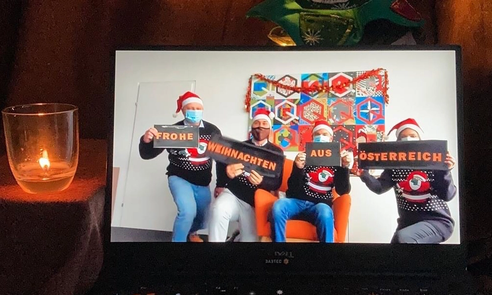 Unsere Kollegen beim Weihnachtslivestream.