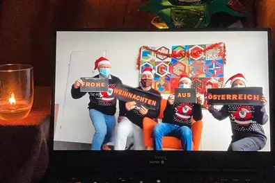 Frohe Weihnachten aus Österreich! Unsere Kollegen beim Weihnachtslivestream.