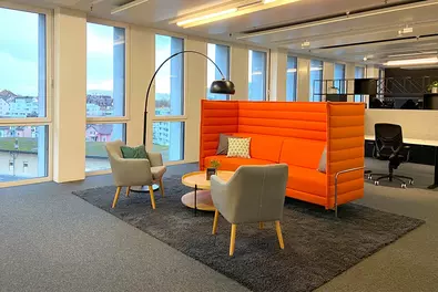 Open Office mit Ausblick auf St. Gallen Bürofläche mit Sitzecke und großer Fensterfront