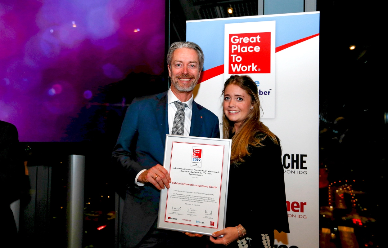 Babtec-Geschäftsführer Michael Flunkert und HR Manager Alina Ziehn auf der Prämierungsveranstaltung von Great Place to Work