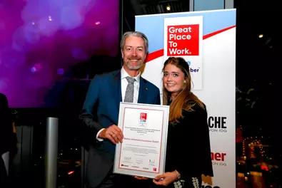 Babtec-Geschäftsführer Michael Flunkert und HR Manager Alina Ziehn auf der Prämierungsveranstaltung von Great Place to Work Babtec-Geschäftsführer Michael Flunkert und HR Manager Alina Ziehn auf der Prämierungsveranstaltung von Great Place to Work