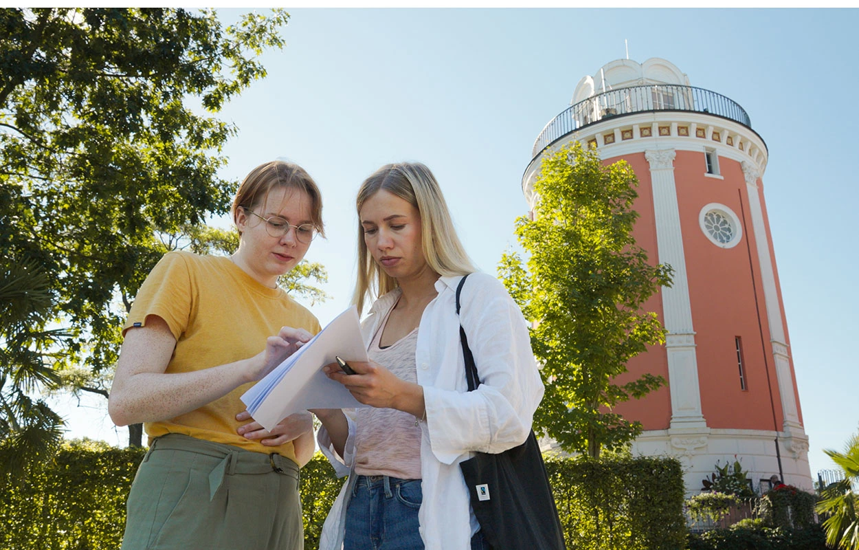 Zwei Teammitglieder von Babtec vor dem Elisenturm im Botanischen Garten von Wuppertal.