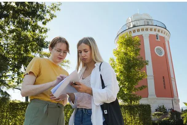 Zwei Teammitglieder von Babtec vor dem Elisenturm im Botanischen Garten von Wuppertal.