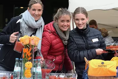 Schritt für Schritt zu mehr Lebensqualität – „Geht doch“! Alina Ziehn und zwei weitere Babtec-Mitarbeierinnen stehen hinter der Vital & Orange-Bar