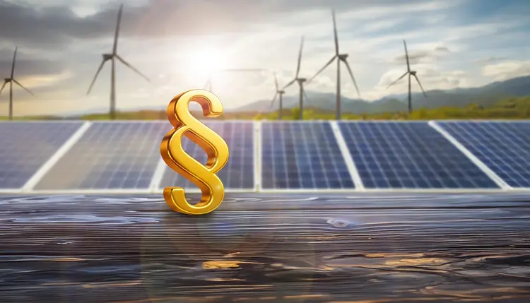 Energieeffizienzgesetz: Paragraphenzeichen, Solaranlagen und Windräder
