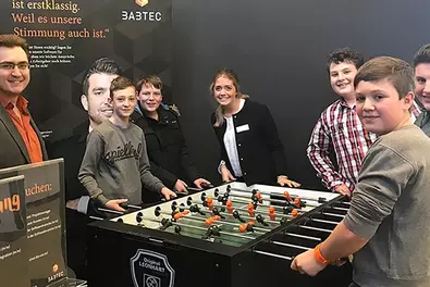 Babtec-Mitarbeiter und Kinder beim Kickern am Q.Infotag in Nürnberg