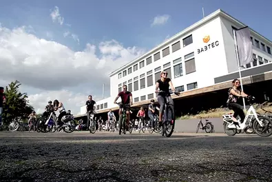 Teilnehmer der Trassenfahrt starten mit Fahrrändern vor der Geschäftsstelle in Wuppertal