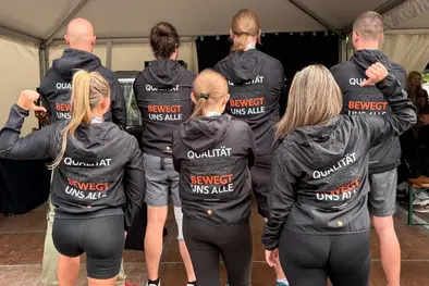 Gruppenfoto von hinten von Babtec-Mitarbeitenden in Laufshirts