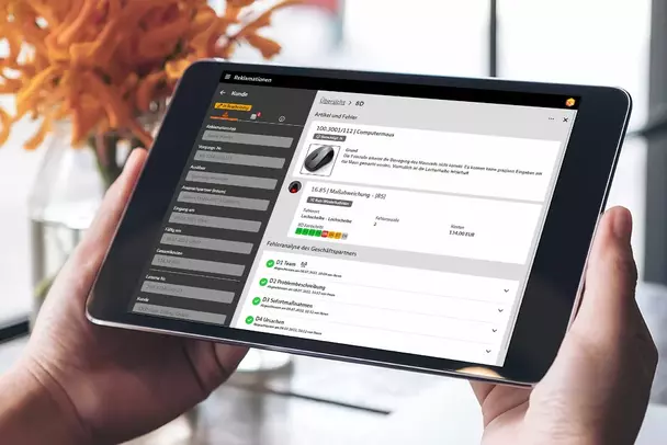 Reklamationsmanagement in BabtecQ Go Zwei Hände, die ein Tablet in der Hand halten; darauf zu sehen das Reklamationsmanagement in BabtecQ Go