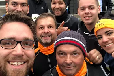 Im Laufschritt durch den Herbst Gruppenselfie von Babtec-Mitarbeitern beim 14. WING-Halbmarathon