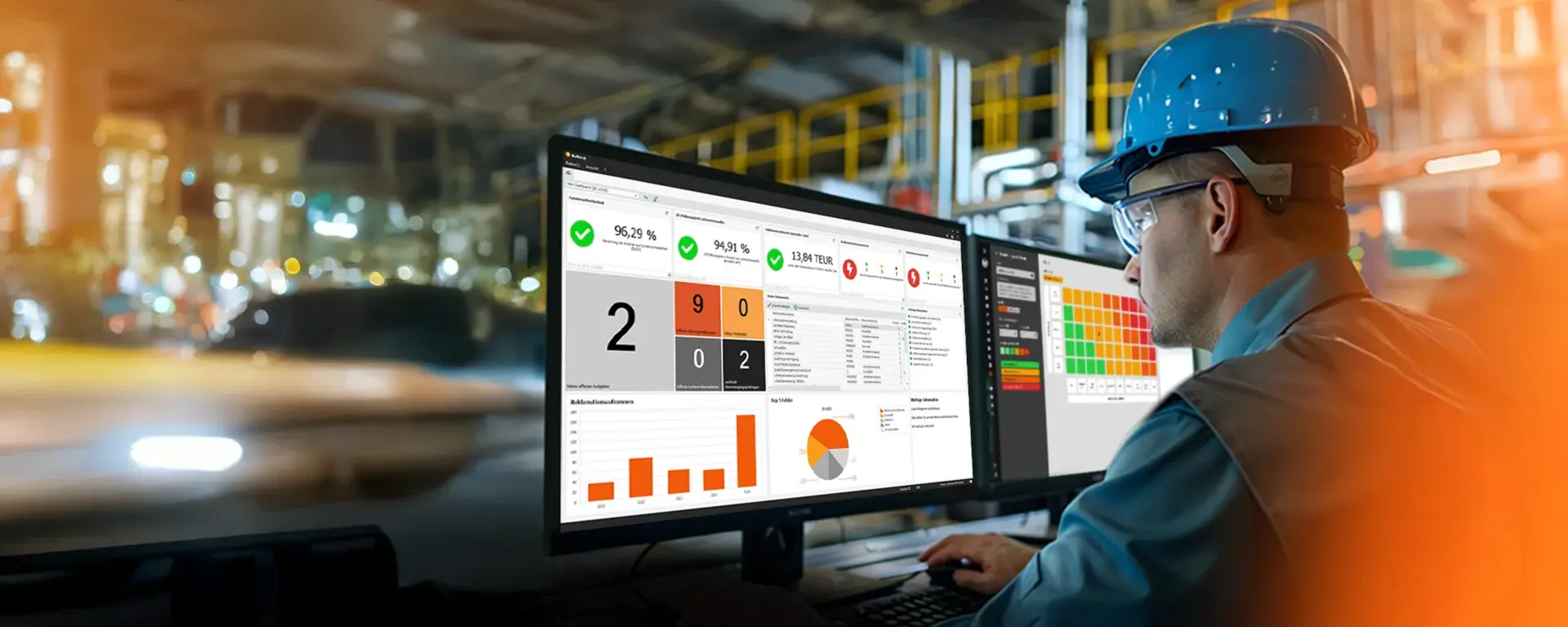 In einem Produktionsbetrieb schaut ein Mann auf zwei Bildschirme, auf dem QM-Software von Babtec zu sehen ist