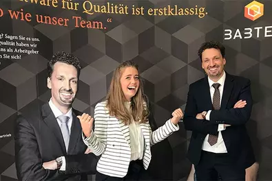 HR on Tour – Karrieremesse@HTW Dresden Alina Ziehn und Babtec-Mitarbeiter die am Babtec-Stand der Karrieremesse vor dem Babtec-Banner stehen