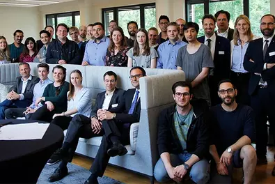 Gruppenfoto Babtec-Mitarbeiter und Studenten in der Geschäftsstelle Wuppertal