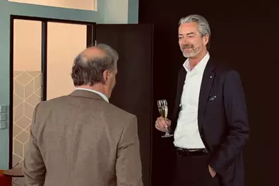 Eröffnung der Geschäftsstelle München Michael Flunkert im Gespräch mit einem Gast