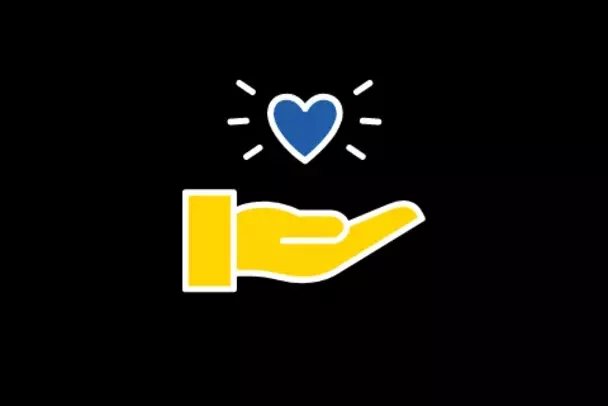 Eine gelbe Hand hält ein blaues Herz, darunter der Hashtag #standwithukraine