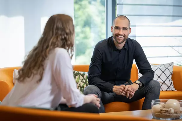 Daniel im Meeting mit seiner Kollegin